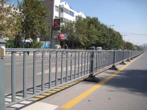 廣東熱鍍鋅護(hù)欄管與深圳道路欄桿生產(chǎn) 保障道路安全的重要基石